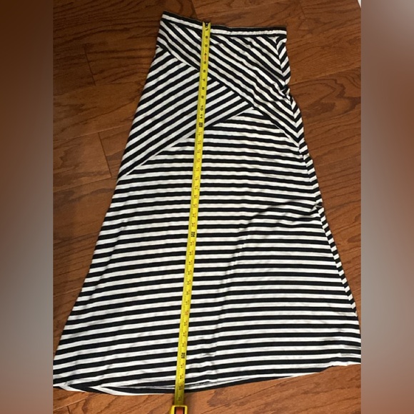 Ava & Grace stripe blk/ off wht skirt- medium. - Picture 7 of 8